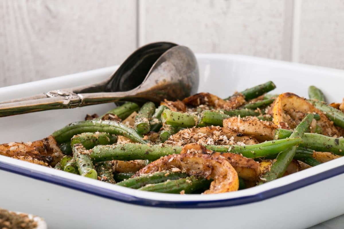 This Green Beans and Halloumi Salad with Roasted Lemons and Shallots has crisp and crunchy green beans with salty Halloumi cheese and flavours bursts from roasted lemon and shallots. #greenbeans #salad 