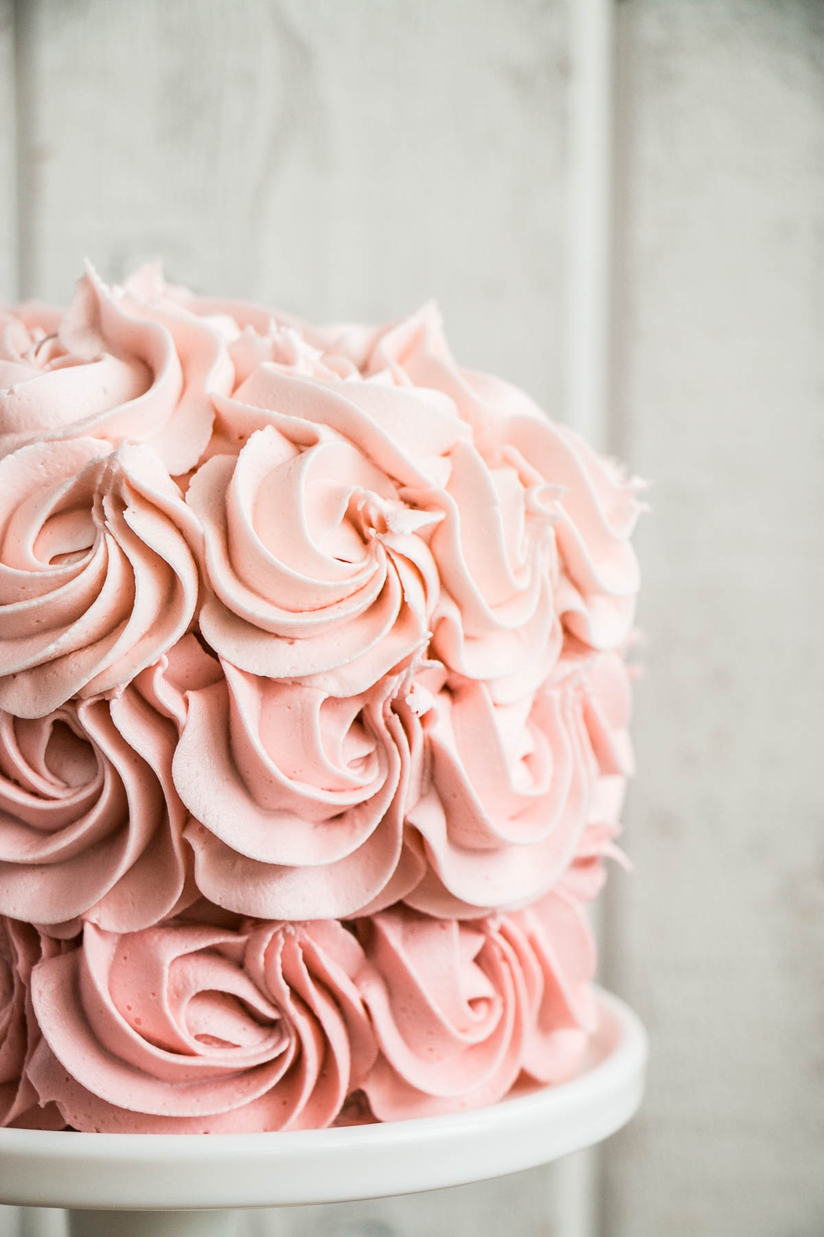 Tips on how to make an Ombré Rosette Cake (easily!). #cake #cakedecorating 