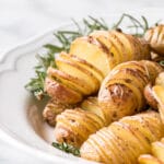 Mini means crispier and more flavour in every slice of these Herbed Hasselback Potatoes! #potatoes