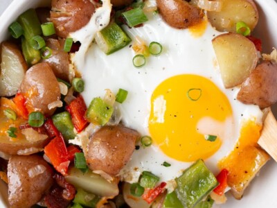 Easy Breakfast Skillet with red little potatoes, bell peppers and a soft fried egg.